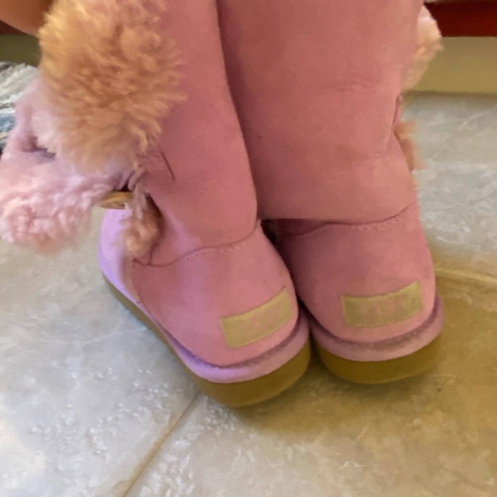 COPY - Uggs size 6 boots with Bailey button! - Picture 7 of 13